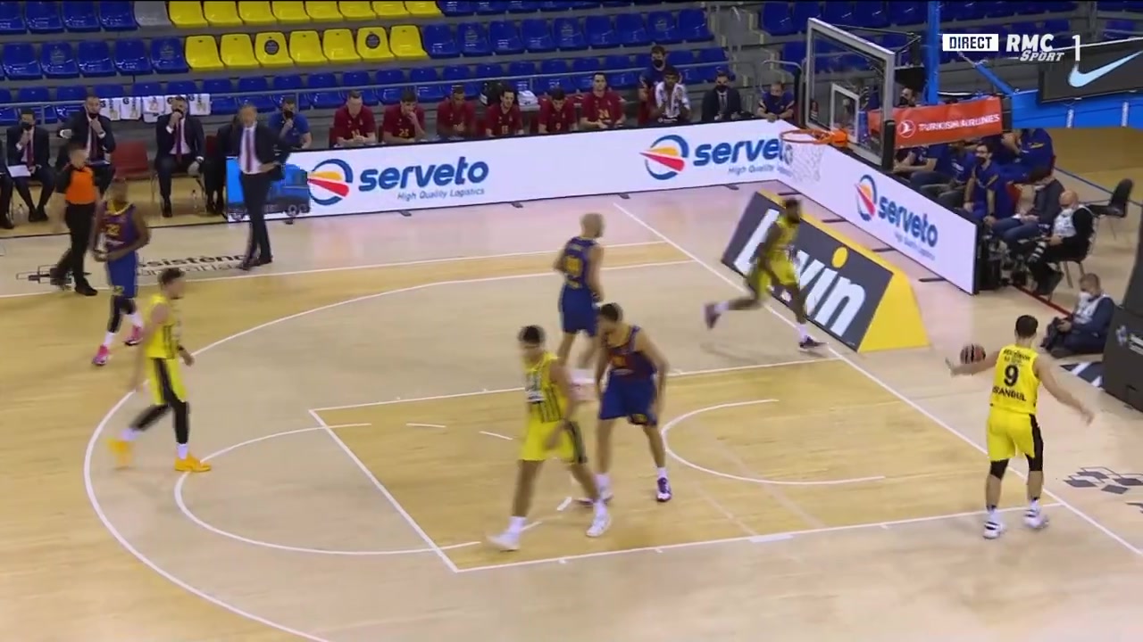 拉普拉塔大学生抗议阿足协新规，背身列队迎接联赛冠军罗萨里奥